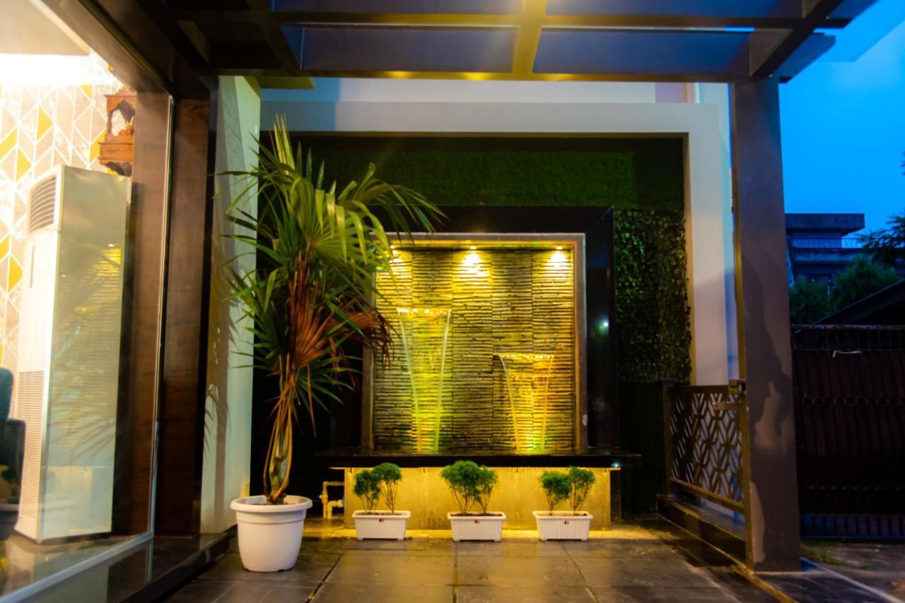 Hotel Royal Livin Varanasi Esterno foto