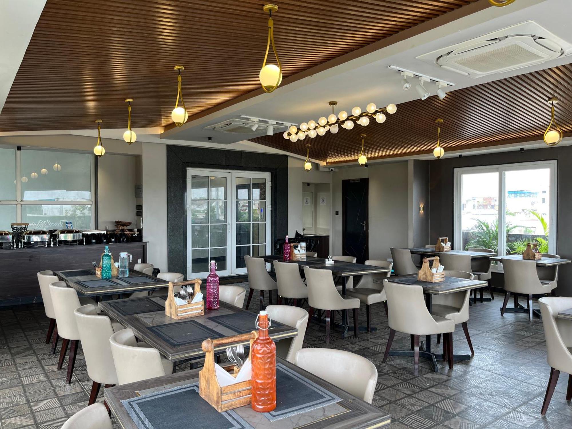 Hotel Royal Livin Varanasi Esterno foto