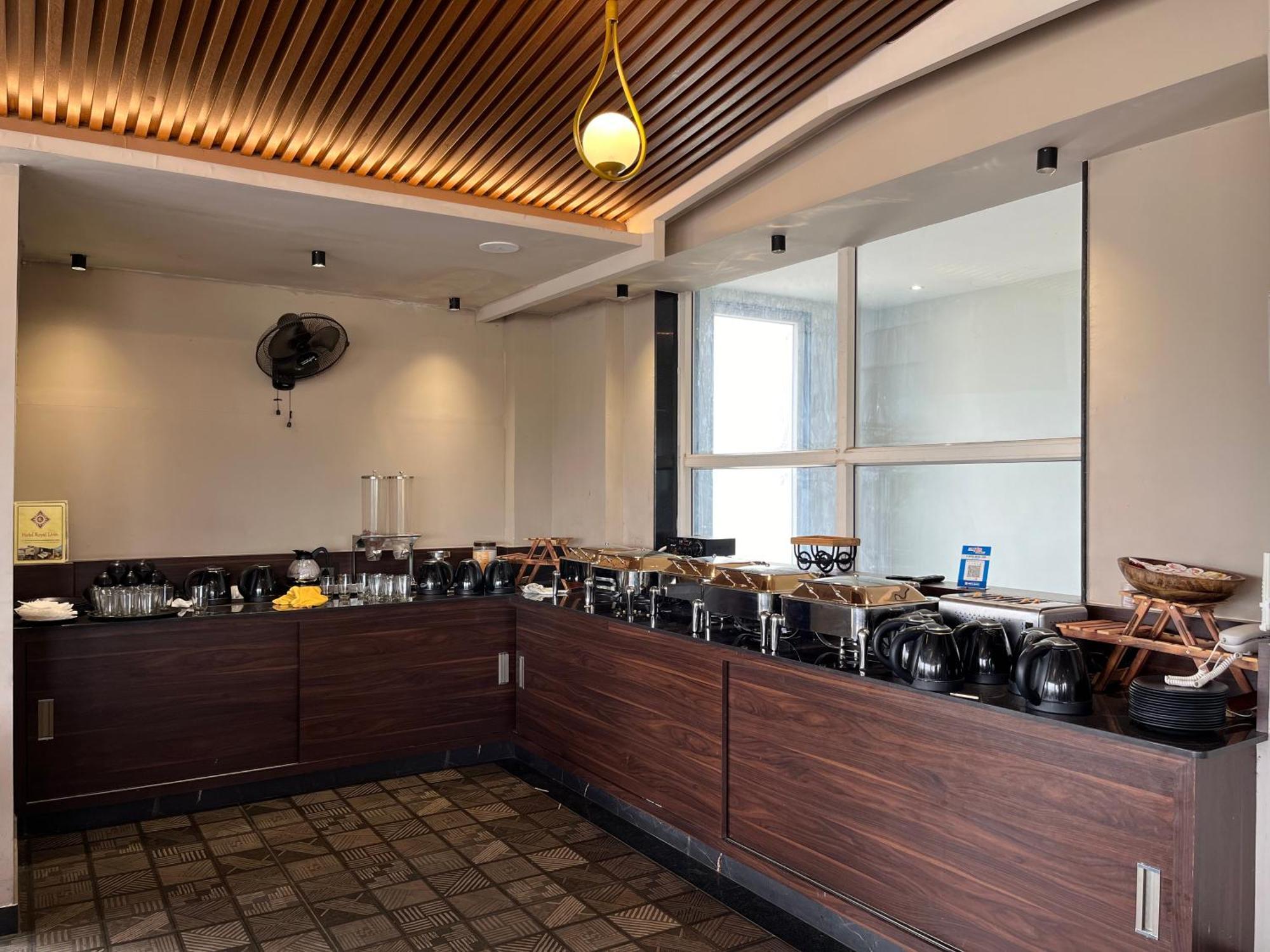 Hotel Royal Livin Varanasi Esterno foto