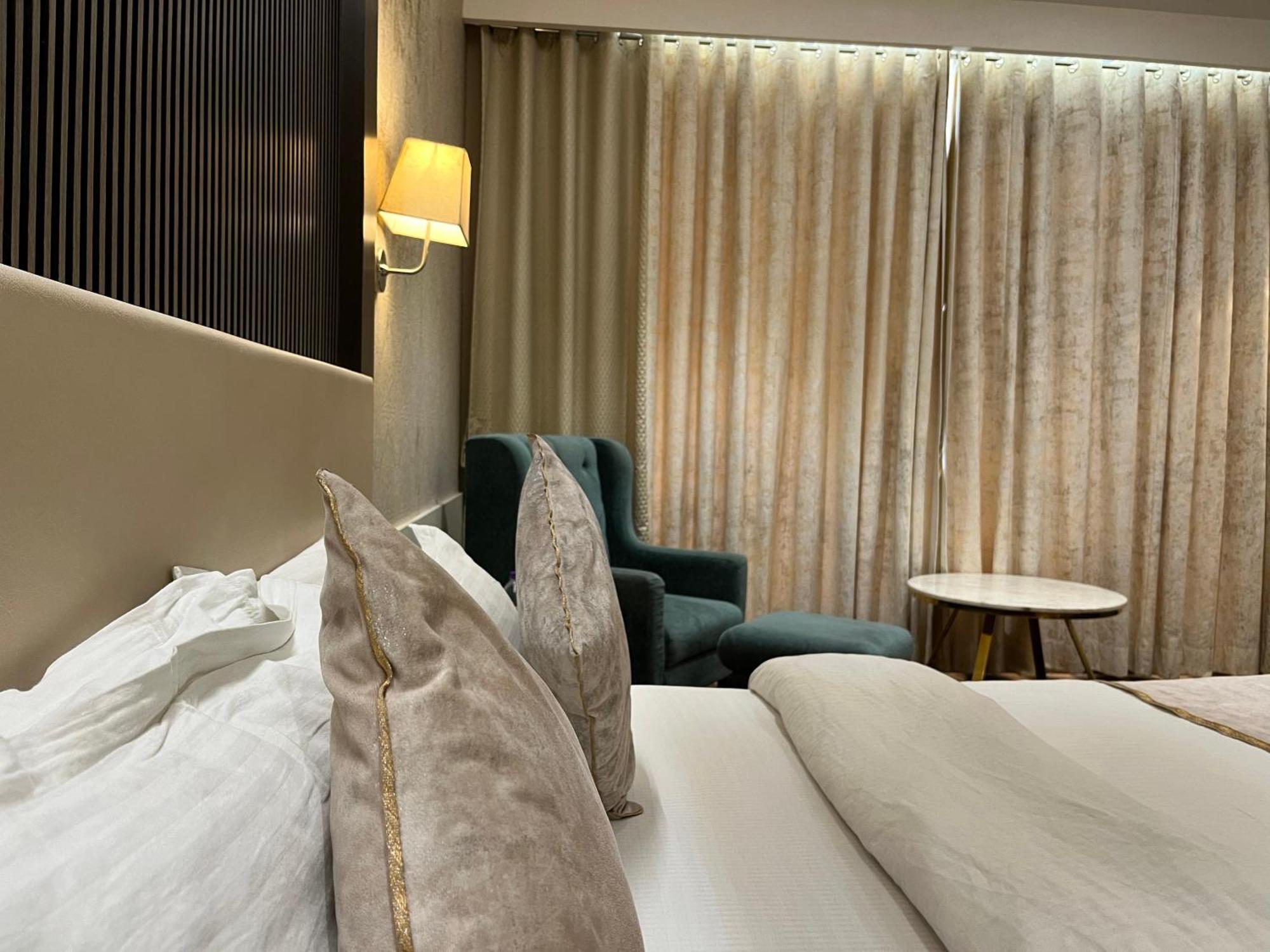 Hotel Royal Livin Varanasi Esterno foto